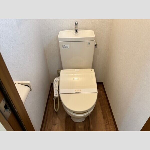 トイレ (トイレ)