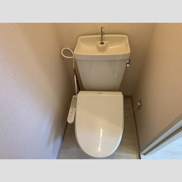 トイレ (トイレ)