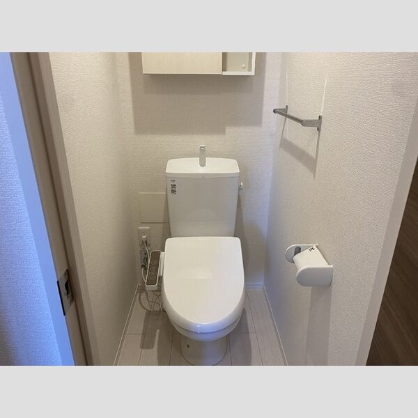 トイレ (トイレ)