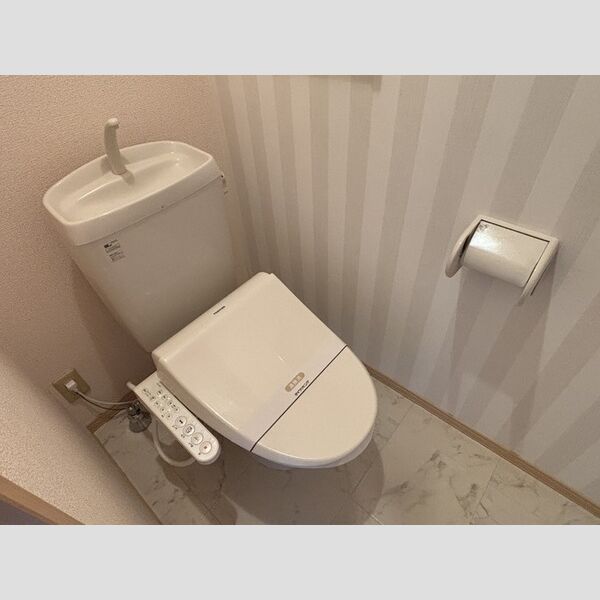 トイレ (トイレ)