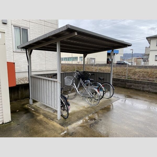 現地周辺 (駐輪場)