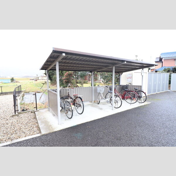 現地周辺 (駐輪場)