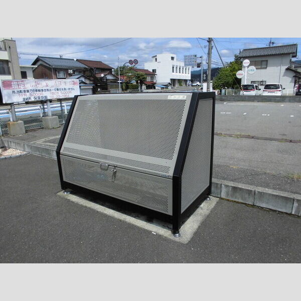 現地周辺 (ごみ置き場)
