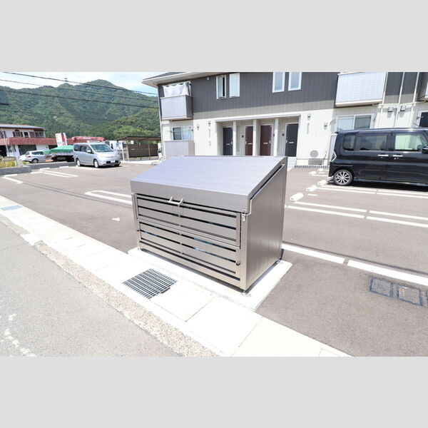 現地周辺 (ごみ置き場)