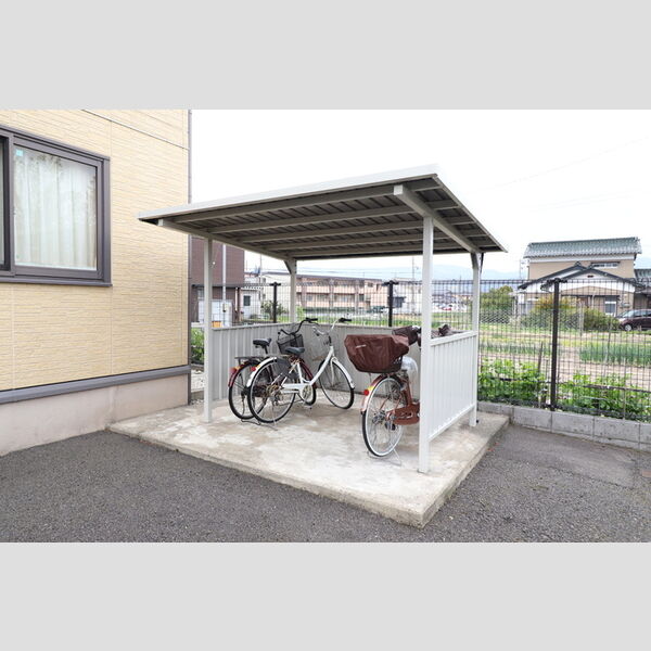 現地周辺 (駐輪場)