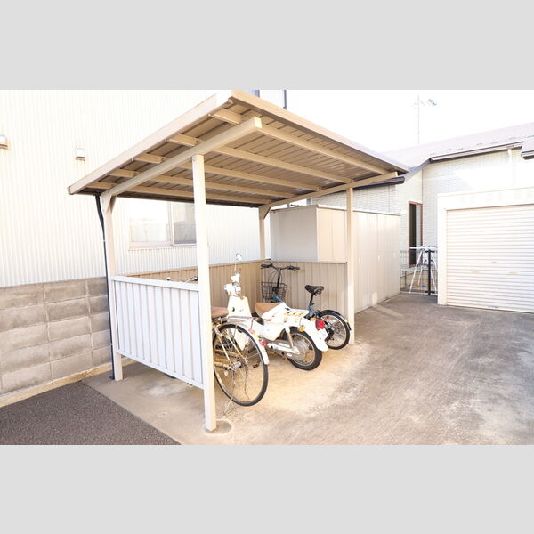 現地周辺 (駐輪場)