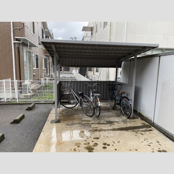 現地周辺 (駐輪場)