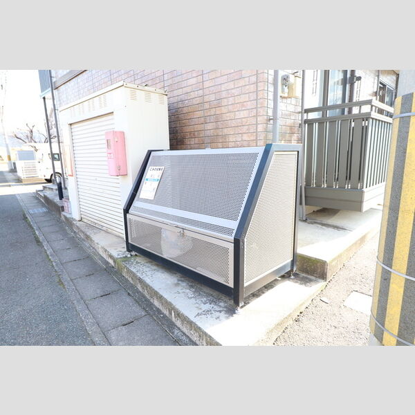 現地周辺 (ごみ置き場)
