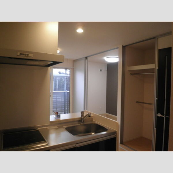 居室・リビング (キッチンの横の収納が便利です)