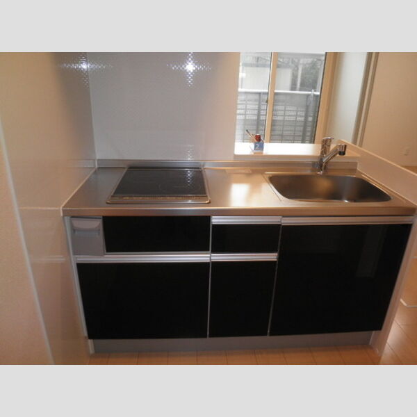 キッチン (収納たっぷり&IHコンロで使い易いキッチンとなっています)