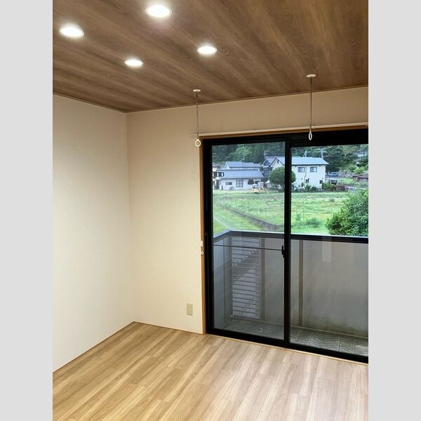 その他 (和室を洋間に変更してダウンライトを新設しました。)