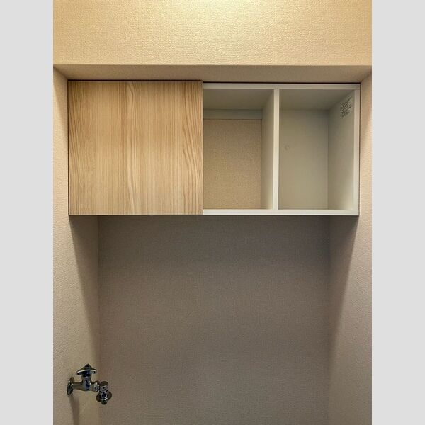 その他設備 (洗濯置き場上収納棚)