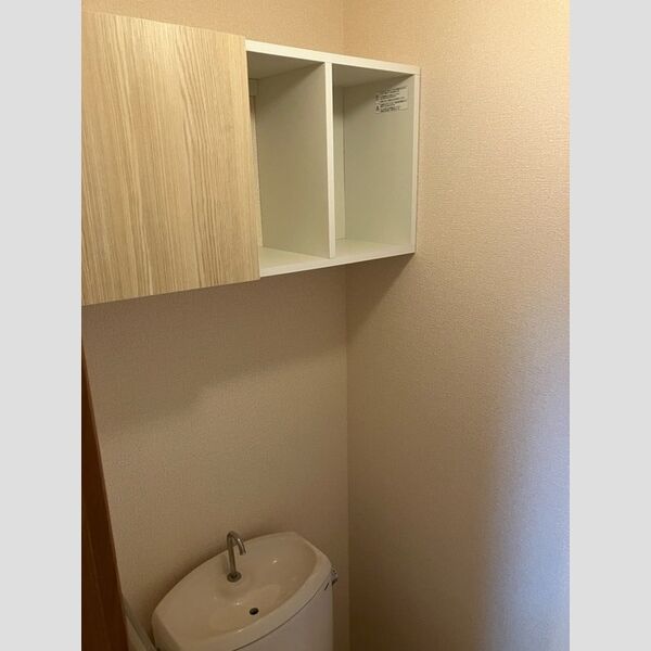 その他設備 (トイレ上収納棚)