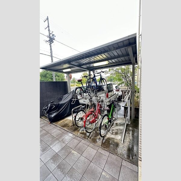 現地周辺 (駐輪場)