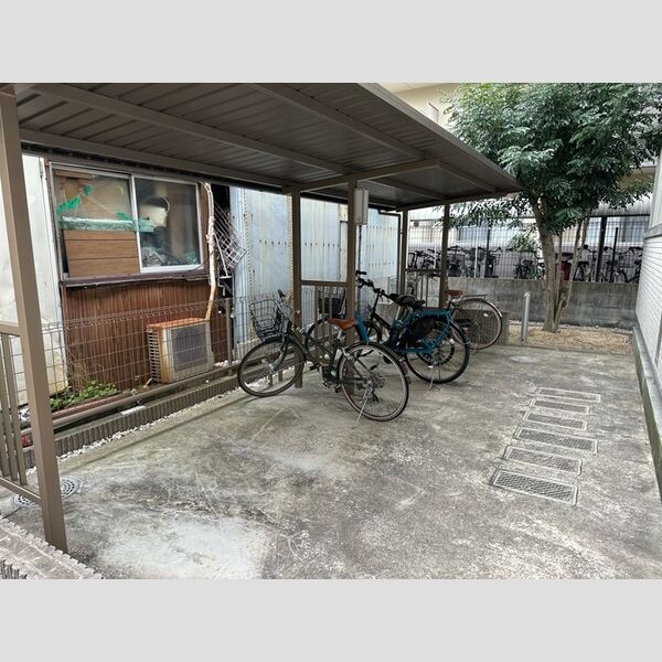 現地周辺 (駐輪場)