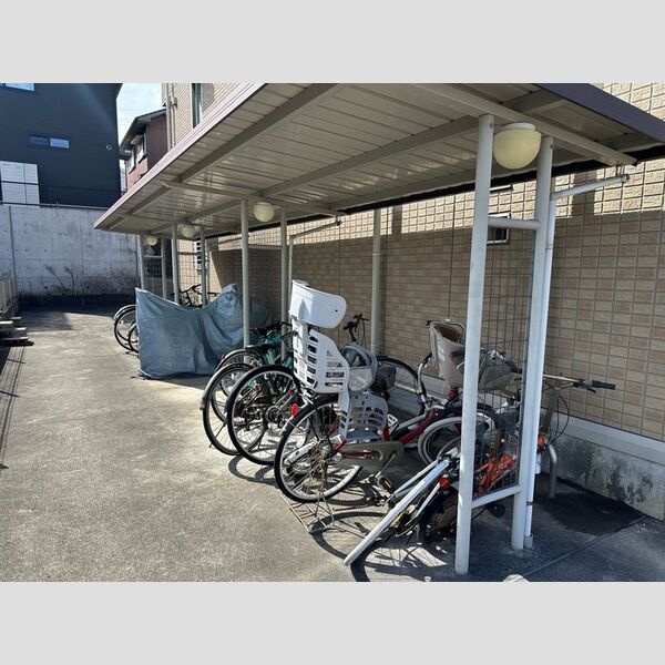 現地周辺 (駐輪場)