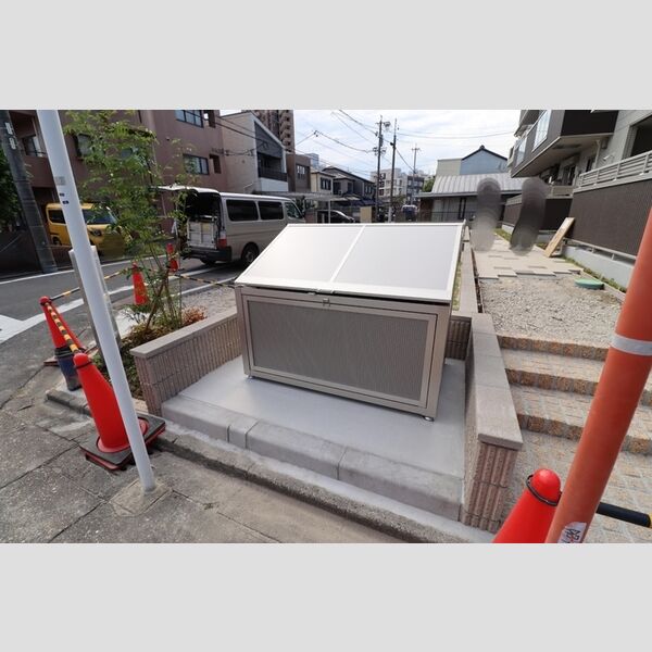 現地周辺 (ゴミ置場)