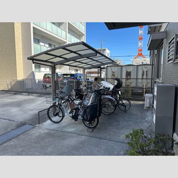 現地周辺 (駐輪場)