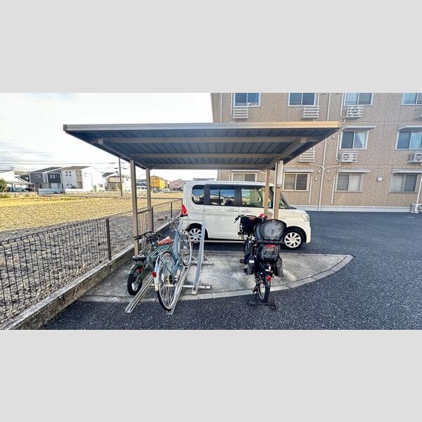 現地周辺 (駐輪場)