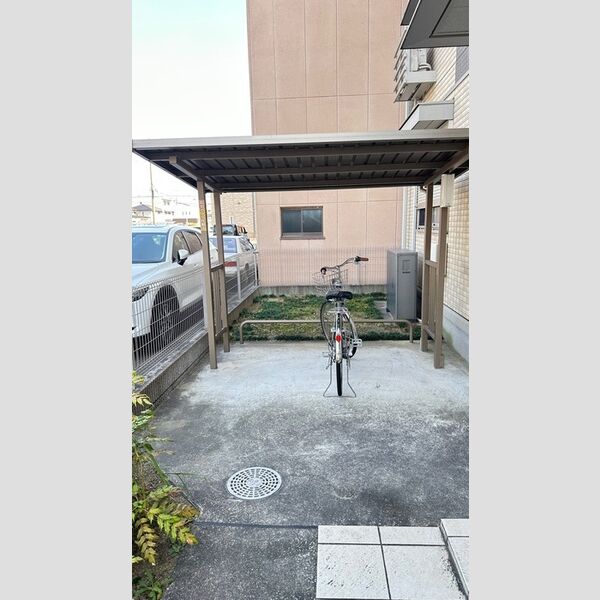 現地周辺 (駐輪場)