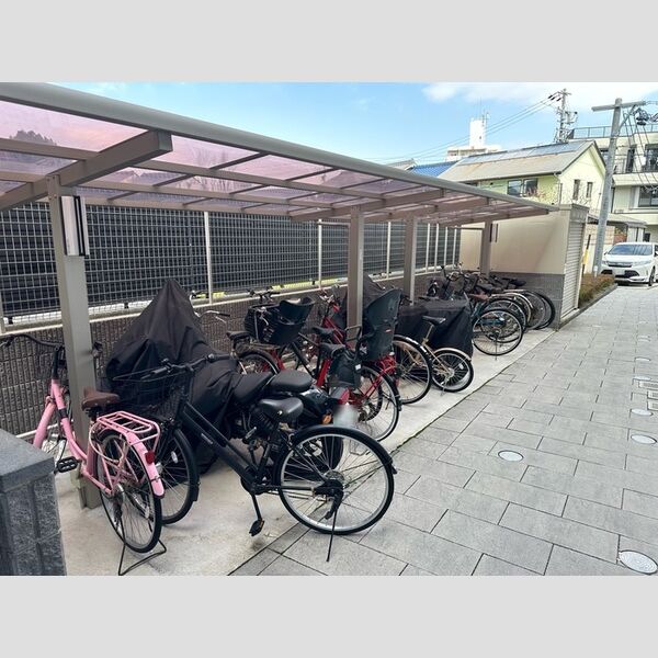 現地周辺 (駐輪場)