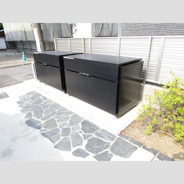 現地周辺 (敷地内ゴミ置き場)