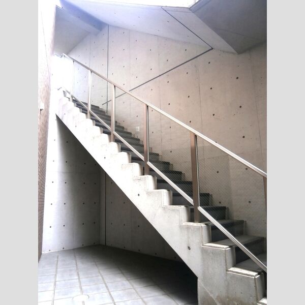 現地周辺 (共用階段)