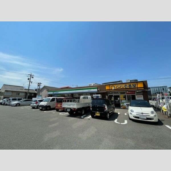 現地周辺 (ファミリーマート荒畑駅前店、CoCo壱番屋昭和区荒畑店)