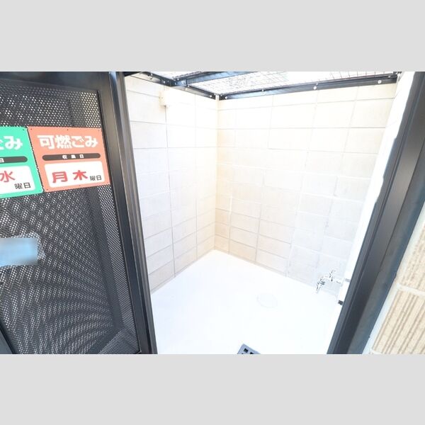 現地周辺 (敷地内ゴミ置き場)