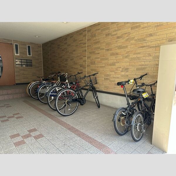 現地周辺 (駐輪場)