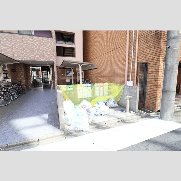 現地周辺 (ゴミ置き場)