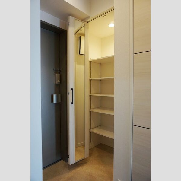 玄関 (シューズクローク)