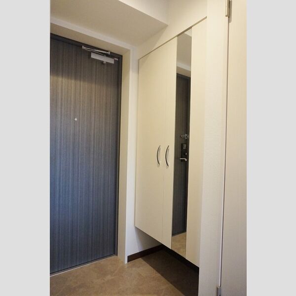 玄関 (シューズボックス　姿見つき)