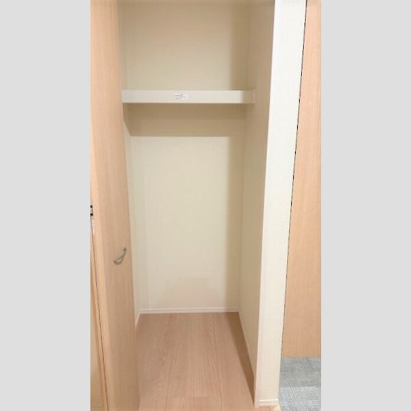 収納 (シューズクローク横物入)