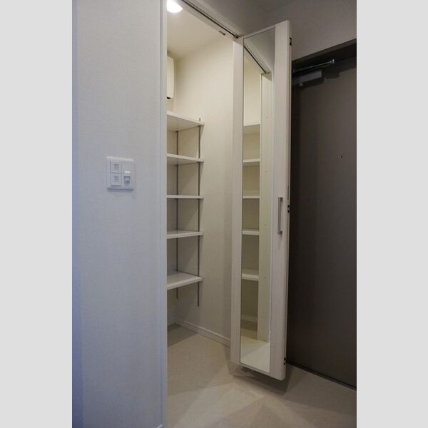 収納 (シューズクローク　ミラー付き)