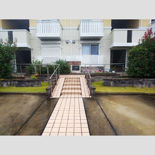 現地周辺 (建物入り口)