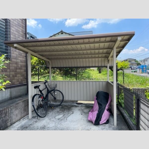 現地周辺 (自転車置き場)