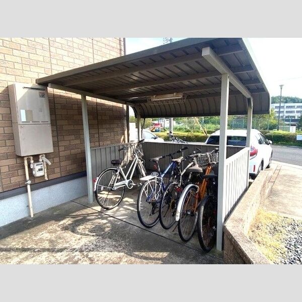 現地周辺 (自転車置き場)