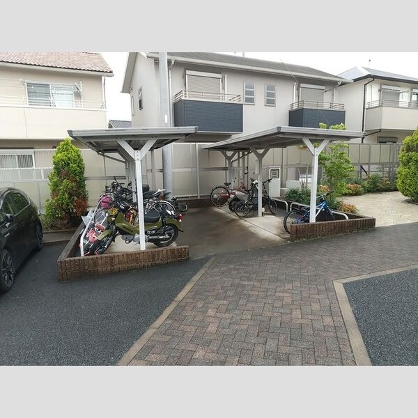 現地周辺 (自転車置き場)