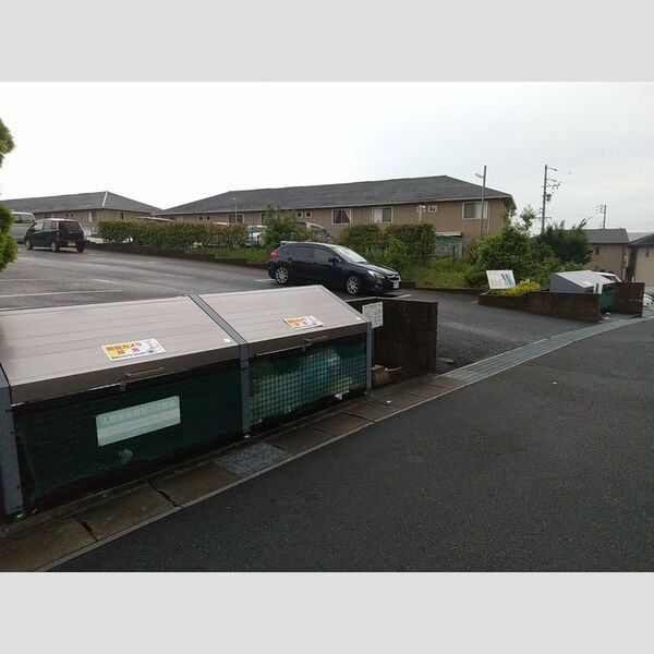 現地周辺 (専用ゴミ置き場)