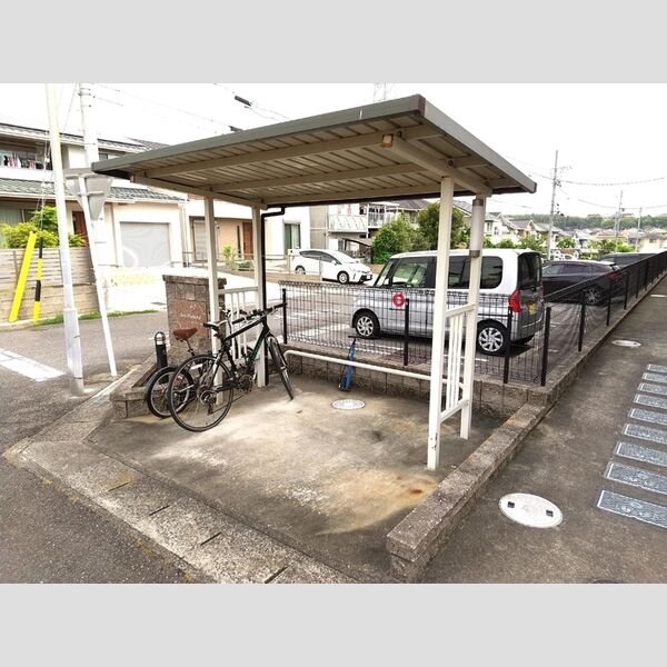 現地周辺 (自転車置き場)