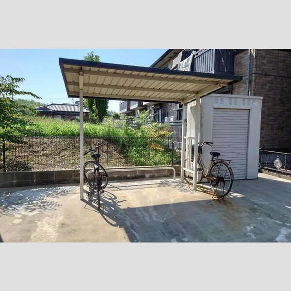 現地周辺 (駐輪場)