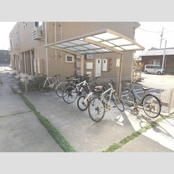 現地周辺 (自転車置き場)