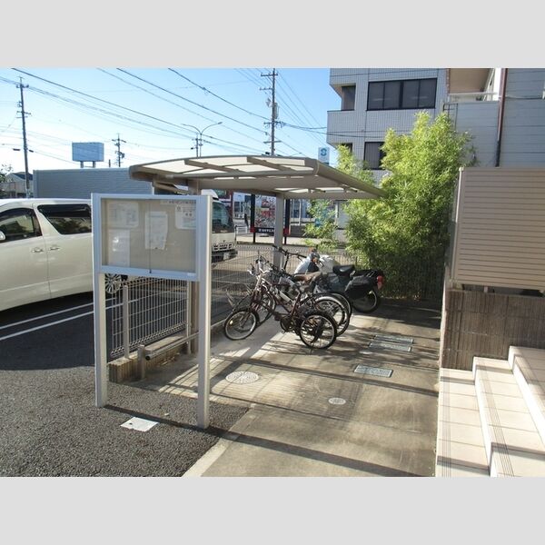 現地周辺 (駐輪場)