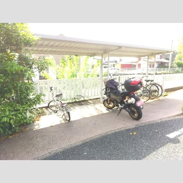 現地周辺 (自転車置き場)