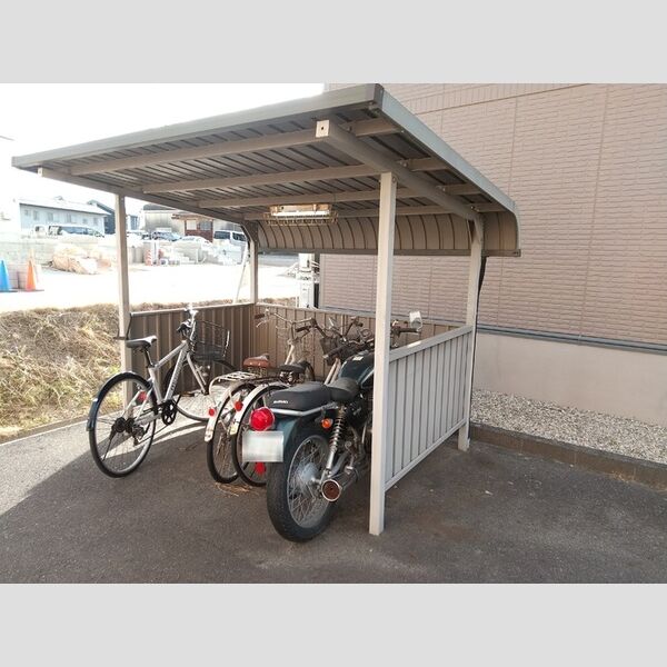 現地周辺 (自転車置き場)