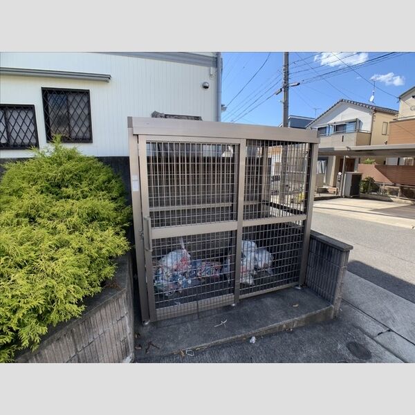 現地周辺 (ゴミ置き場)