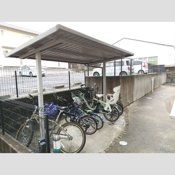 現地周辺 (駐輪場)