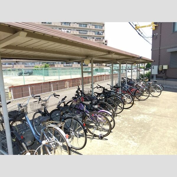 現地周辺 (駐輪場)