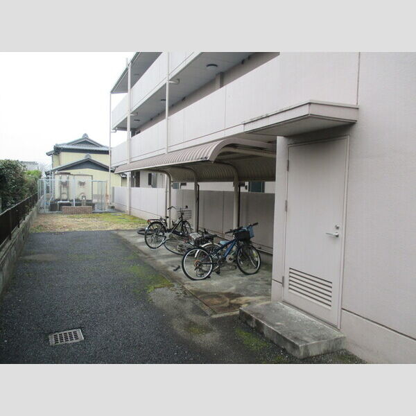 現地周辺 (駐輪場)